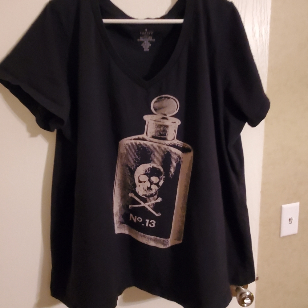 Torrid black t-shirt poison bottle size 4X